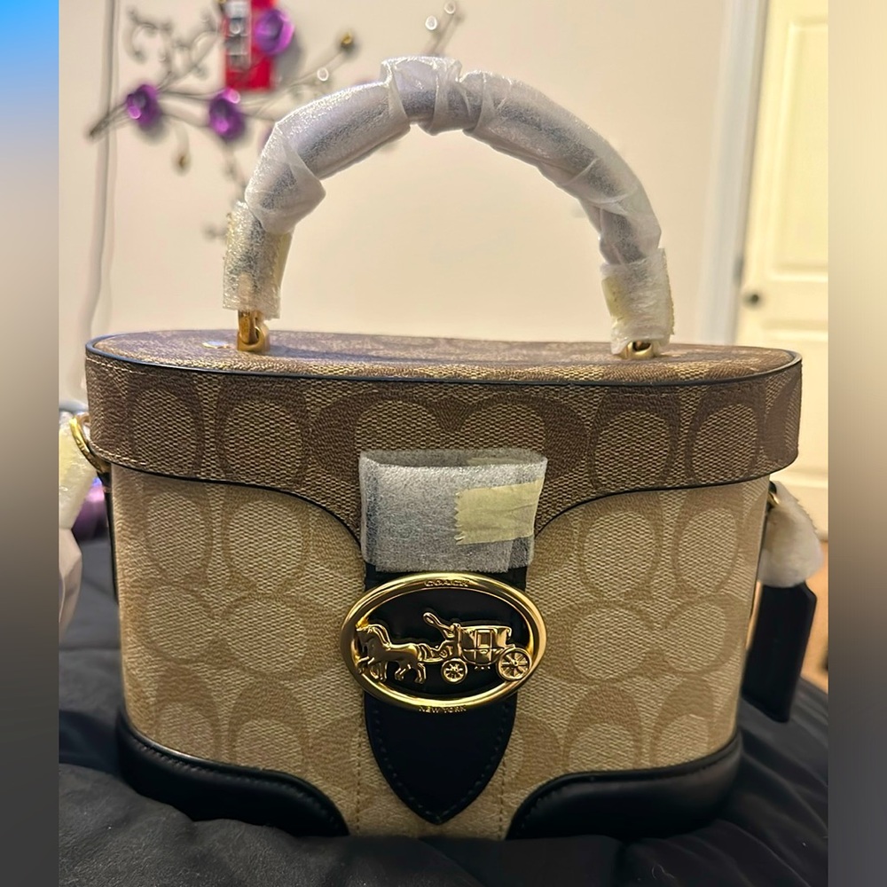 Coach bucket small (crossbody) no purse strap